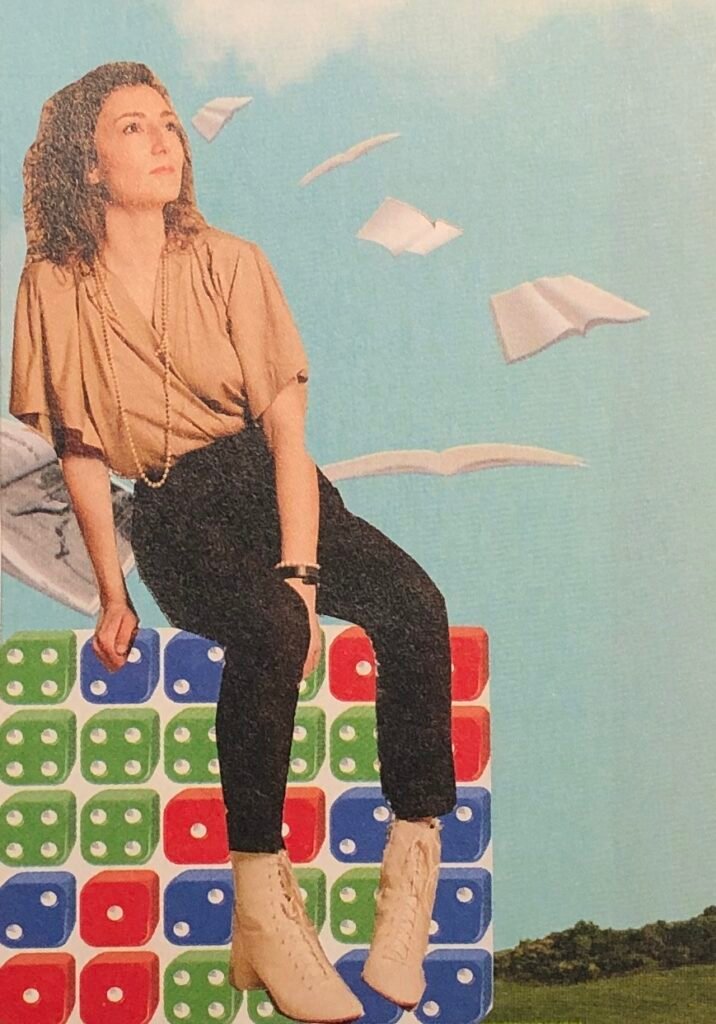 Sur un paysage de campagne et ciel bleu où des livres volent comme des oiseaux est collé un mur et fait de dés à jouer. Sur ce muret est collée une femme assise, les pieds dans le vide.