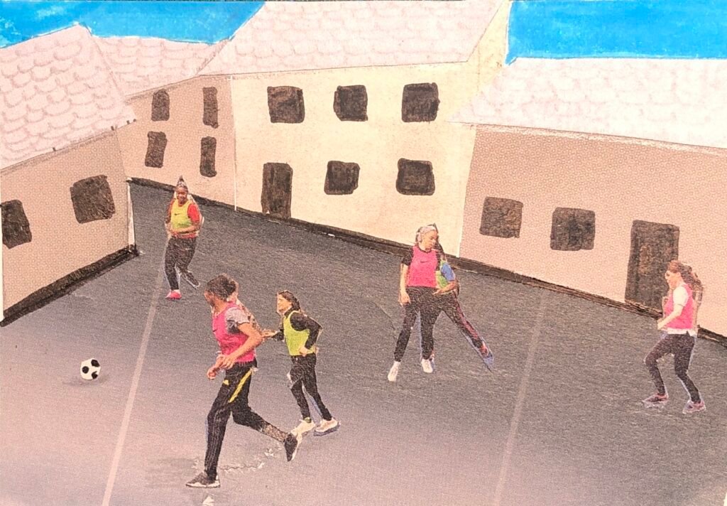 Le collage représente des femmes jouant au football sur une place entre des habitations.