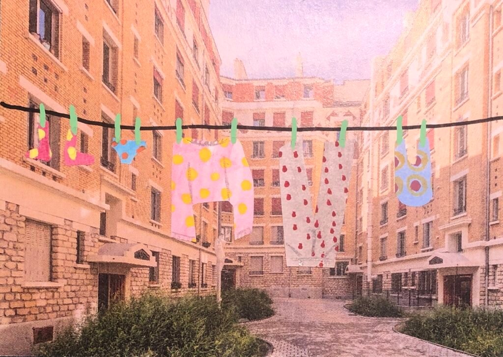 le collage montre une cour d'immeubles, un fil est tendu entre deux fenêtres (hors cadre) sur lequel sont accrochées des vêtements à pois : chaussettes, culotte, pull, pantalon, débardeur.