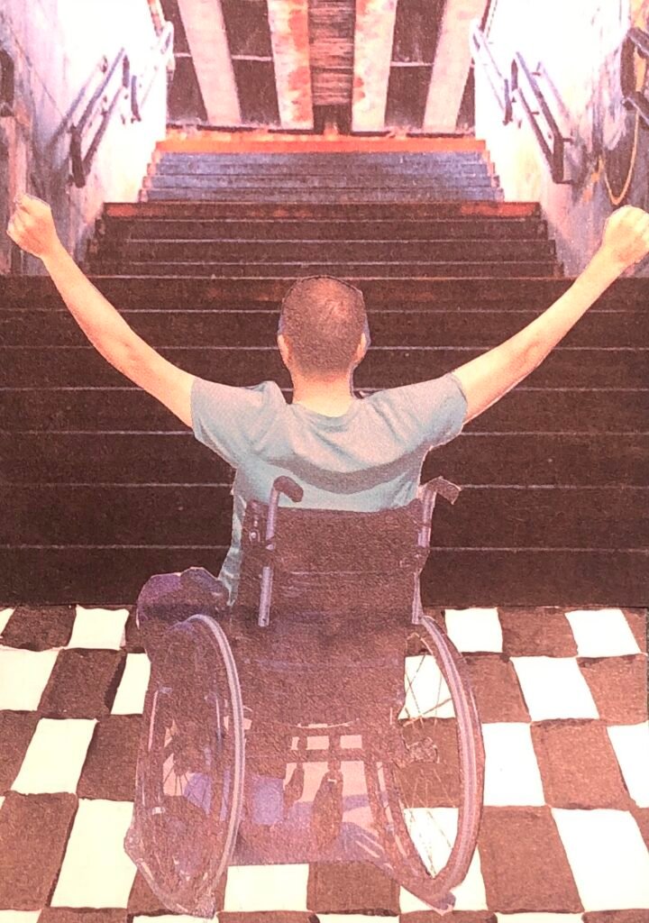 A l'arrière plan un escalier, au premier plan une personne de dos en fauteuil roulant au pied de l'escalier, les bras levés en signe de mécontentement.